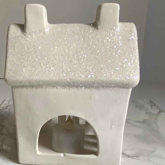 White ceramic house with glitter top. Use LED lights only . - Picture 7 of 10